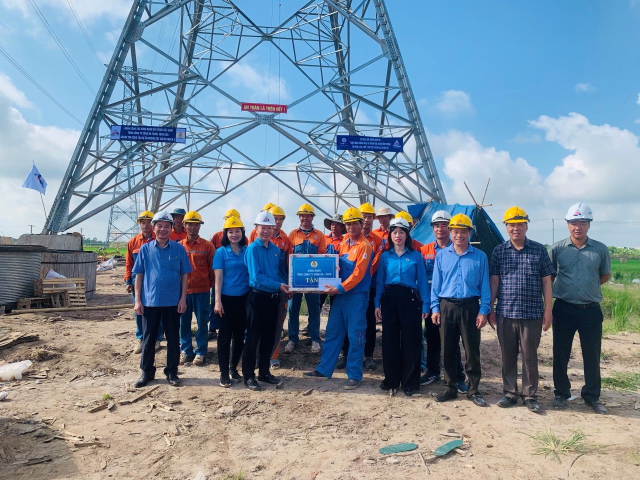 Tổng Công ty Sông Đà, Công đoàn Xây dựng Việt Nam thăm, động viên trao quà tới đoàn viên, người lao động đang thi công tại Dự án Đường dây 500KV Mạch 3 từ Quảng Trạch (Quảng Bình) đến Phố Nối (Hưng Yên) của Công ty Cổ phần Sông Đà 11.