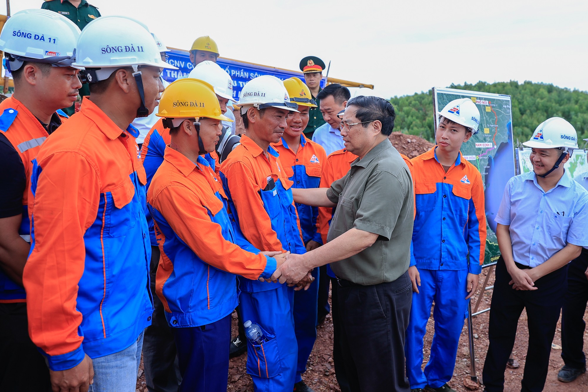 Một công trình được ví như một kỳ tích của thời đại mới trong đầu tư xây dựng, một dự án trọng điểm quốc gia có ý nghĩa vô cùng quan trọng cho sự phát triển của đất nước. Dự án đường dây 500kV mạch 3 đã hoàn thành!  Nguồn: Điện lực Việt Nam